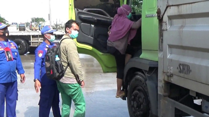 (Banjir naik truk/ Foto: Teguh Joko Sutrisno ANTV)