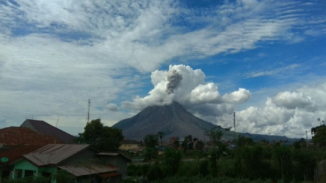 Gunung Sinabung Erupsi Luncurkan Awan Panas Sejauh 1 Kilometer