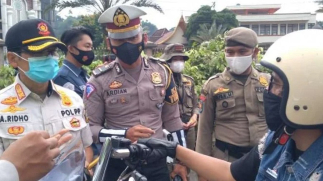 Lagi, Konvoi Moge Tak Bawa Hasil Tes Rapid Antigen Coba Terabas Pemeriksaan di Puncak