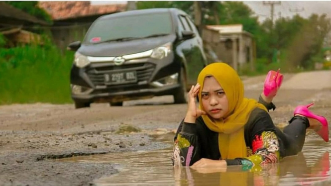 Protes Jalan Rusak, Wanita Ini Mandi di Kubangan Lumpur, Ini Kata Bupati (Foto Instagram)