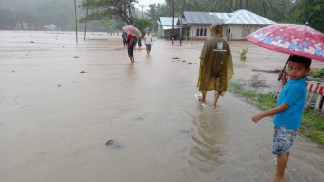 Terendam Banjir 1 meter, Akses Jalan Desa di Tomilito-Gorontalo Utara Tertutup (Foto Suarakarya.id)