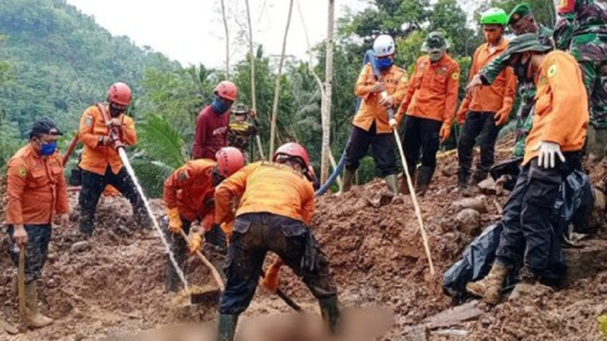 Tim SAR Temukan 8 Orang Meninggal Dunia Tertimbun Longsor di Nganjuk (Foto RRI)