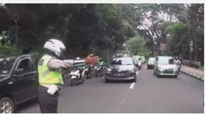 (Ganjil Genap di kota Bogor kendaraan diputar ballik/ Usep Saripudin/ ANTV)