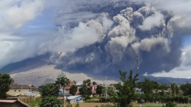 Gunung Sinabung Erupsi Lagi, Muntahan Awan Panas hingga 2 Kilometer (Foto Dok. Kumparan)
