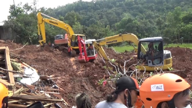 pencarian korban longsor hari kedua- Nganjuk