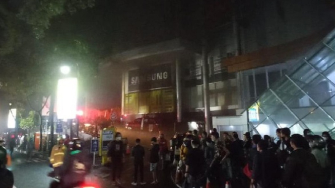 Kebakaran Menghanguskan Lantai Dasar Bandung Electronic Center, Pengunjung Panik (Foto Istimewa)