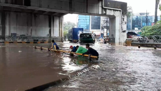 Hujan Deras, Jalan Underpass Kota Tangerang Banjir Setinggi 70 Sentimeter