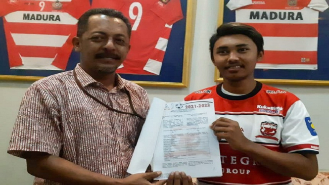 Erik Gamis Sanjaya tandatangani kontrak dengan Direktur PT Polana Bola Madura Bersatu Ziaul Haq