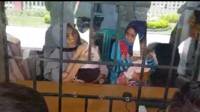 (Dua dari empat ibu yang ditahan/ Foto: Istimewa)