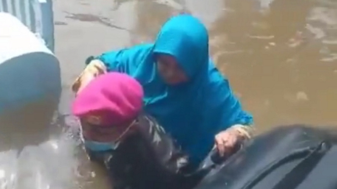 Beredar Video Seorang Prajurit Marinir Menggendong Lansia di Tengah Banjir (Foto Tangkap Layar Video Instagram))