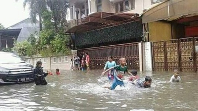 Banjir Juga Mengepung Istana Raja Dangdut Rhoma Irama, Begini Penampakannya (Foto Instagram)