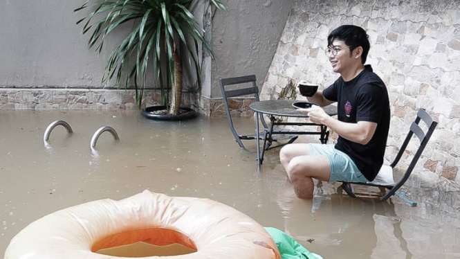 Rumah Terendam Banjir, Nicky Tirta: Dinikmati Aja Sambil Ngopi (Foto: Instagram)