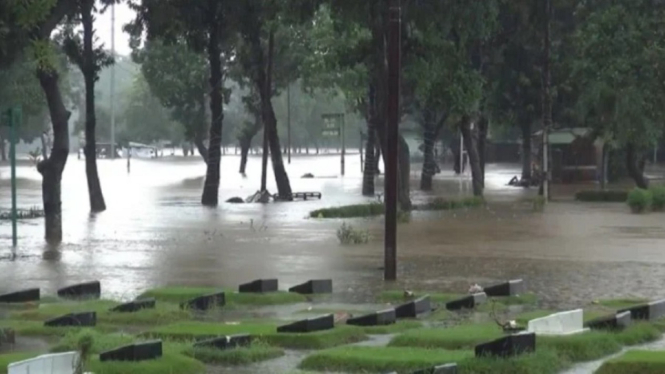 Hujan Deras di DKI Jakarta, TPU Jeruk Purut Kebanjiran