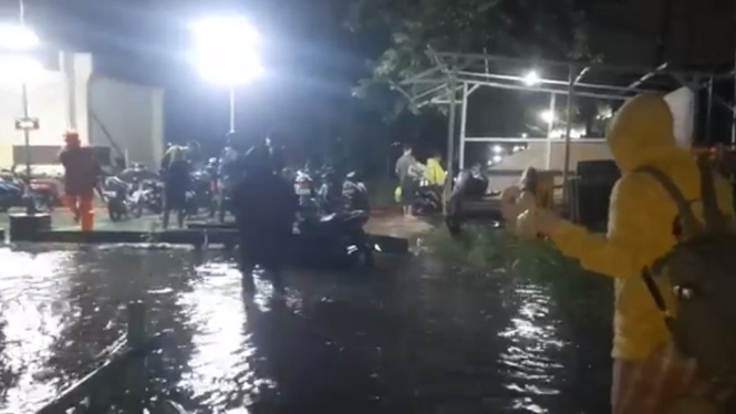 Kali Leduk meluap banjir di Tangerang satu meter lebih-1