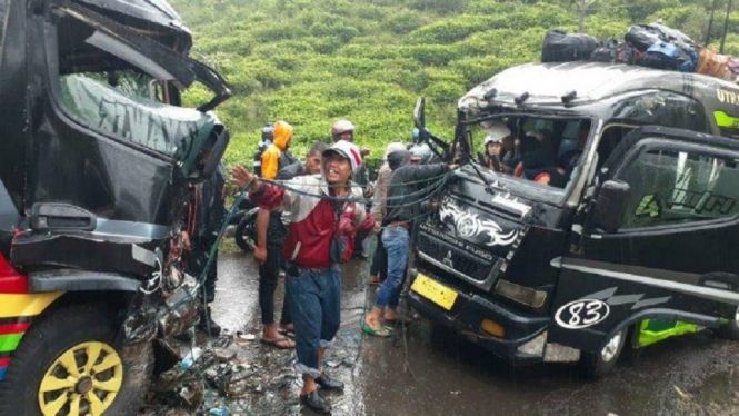 Adu Banteng, Dua Mikro Bus Tabrakan di Garut, Seorang Sopir Terjepit di Mobil (Foto Istimewa)