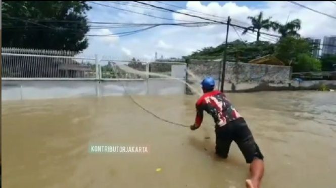 Video Viral Rejeki Tak Terduga di Balik Musibah Banjir yang Terus Mengalir (Foto Tangkap Layar Video Instagram)