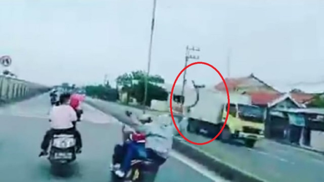 Terkait Gerombolan Remaja Konvoi Sambil Bawa Senjata Tajam, Ini Kata Polisi (Foto Tangkap Layar Video)