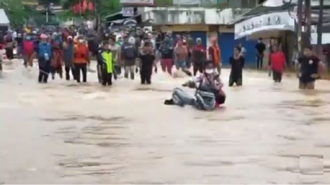 Video Viral Ibu-Ibu Nekat Mendorong Motornya di Tengah Banjir, Ini Kata Netizen (Foto Tangkap Layar Video Instagram)