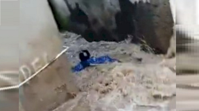 Video Viral Pemotor Tewas Terseret Arus Banjir Bersama Motornya, Ini Faktanya (Foto Tangkap Layar Video