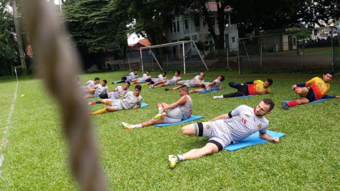 Para pemain Bhayangkara FC Latihan di stadion PTIK Kebayoran lama