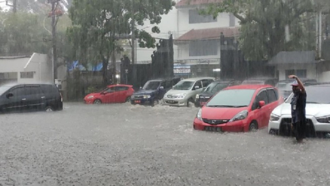 Melihat Kantor Gubernur Kebanjiran, Ganjar Mosok Kantor Gubernur Banjir (Foto Istimewa)