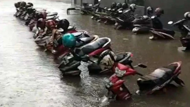Diguyur Hujan Deras, Jalan Protokol di Kota Semarang Banjir Lagi
