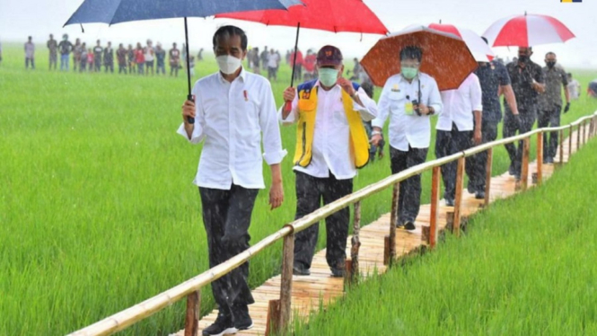 Menteri Basuki Dampingi Presiden Joko Widodo Tinjau Infrastruktur Irigasi Food Estate Kabupaten Sumba Tengah, NTT (Foto Humas Kementerian PUPR)