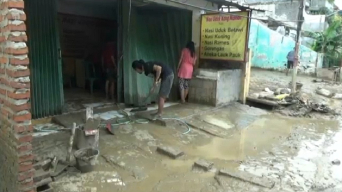 Warga kesulitan bersihkan lumpur sisa banjir-Bekasi