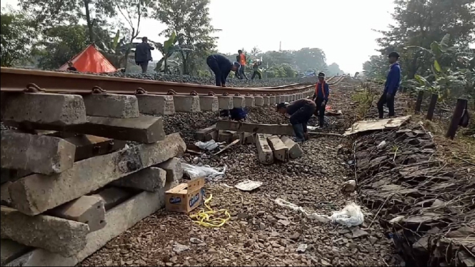Perbaikan rel amblas akibat banjir-Bekasi