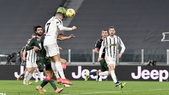 Juventus vs Crotone 3-0 gol Cristiano Ronaldo sundulan