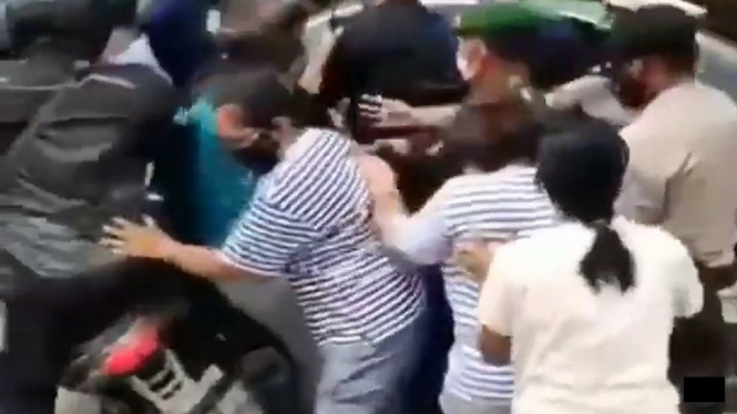 Video Viral Video Viral Pasukan Pengamanan Presiden Jatuh Didorong Emak-emak di Sumba Jatuh Didorong Emak-emak di Sumba (Foto Tangkap Layar Video Instagram)