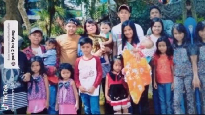 Pasangan Suami Istri Berusia Muda Memiliki 15 Anak, Ini Kisahnya yang Viral (Foto Tangkap Layar Video Tiktok)