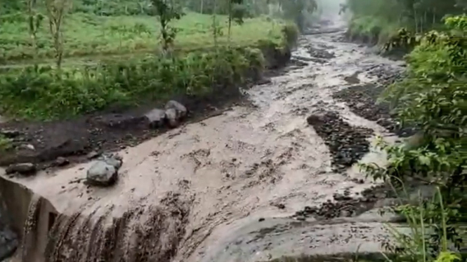 Banjir Lahar Semeru Terjang Lumajang, 2 Warga dan 2 Truk Terjebak