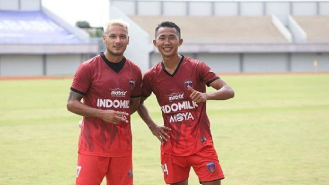 Miftah Anwar Sani dan Raphael Maitimo di Persita