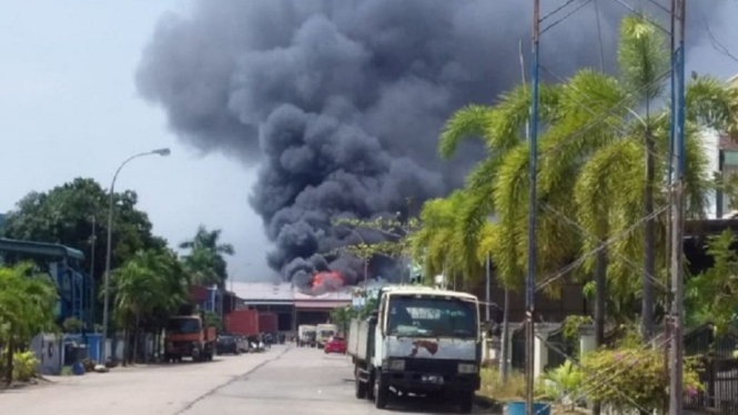 Kebakaran Hebat Melanda Pabrik Sepeda, 10 Unit Mobil Damkar Dikerahkan (Foto kepripedia.com via Kumparan)