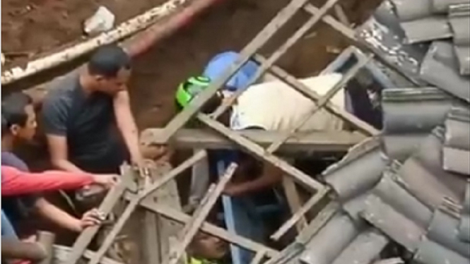 Video Evakuasi Pospol Lantas di Depok yang Ambruk ke Kali Akibat Longsor (Foto Tangkap Layar Video Instagram)