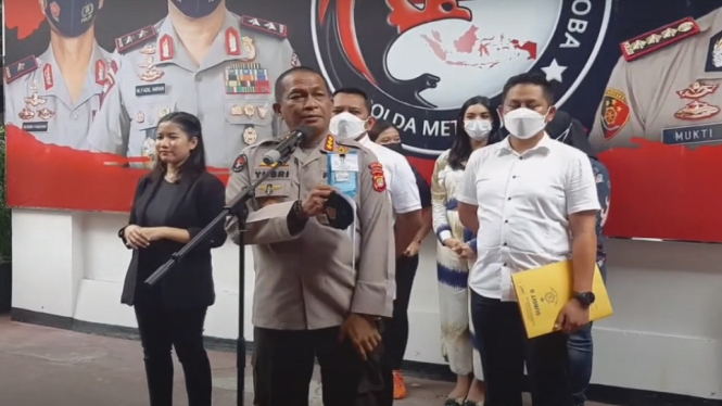 Polisi menyerahkan Millen Cyrus ke BNNK Jakarta Selatan. (Foto: Youtube)