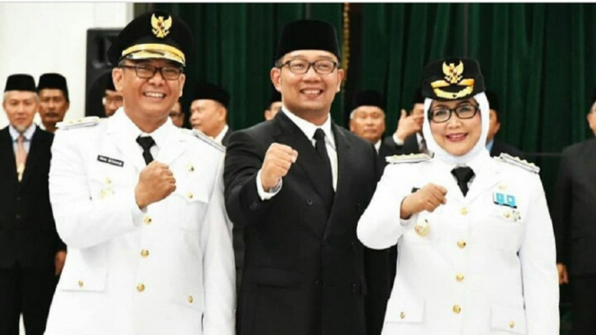 (Pasangan Ade Yasin-Iwan Setiawan usai dilantik Gubernur Ridwan Kamil, Minggu 30 Desember 2018/ Foto: Instagram Ade Yasin)