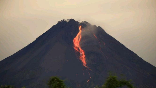 Gunung Merapi Erupsi Lagi, Luncurkan 12 Kali Guguran Lava Pijar