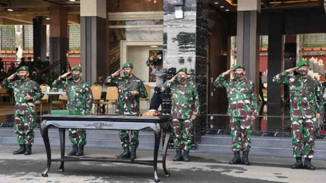 KSAD Jenderal Andika Perkasa Pimpin Sertijab Wakasad hingga Pangdam (Foto Dispen TNI AD via Kumparan)