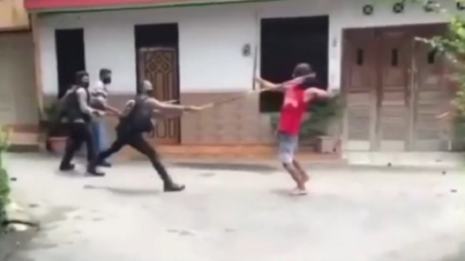 Video Viral Beberapa Personel Polisi Kerepotan saat Mencoba Meringkus ODGJ (Foto Tangkap Layar Video Instagram)