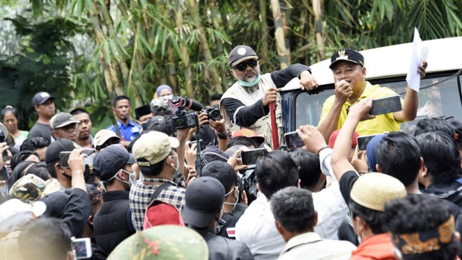 UU Ruzhanul Ulum, Wagub Jawa Barat, Diserbu Warga Pendemo Tambang Pasir (Foto Istimewa)