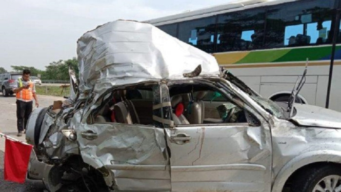 Satu Orang Tewas saat Mobil SUV Menabrak Pembatas Jalan dan Pindah Jalur (Foto Istimewa)