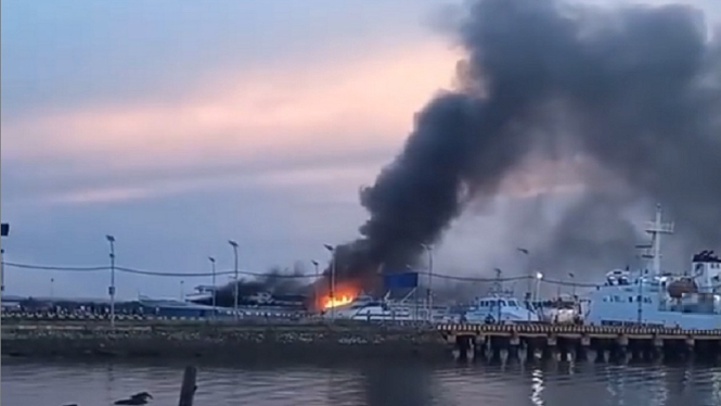 Video Detik-detik Kapal Penumpang, KM Fajar Baru 8 Terbakar di Dermaga (Foto Tangkap Layar Video Instagram)
