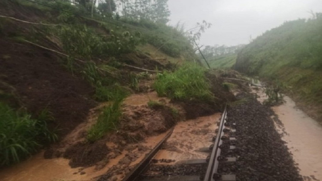 Tertimbun Longsor, Jalur Kereta Api KM 87+500 Stasiun Pohgajih Tak Bisa Dilalui (Foto Daop 8 Surabaya)