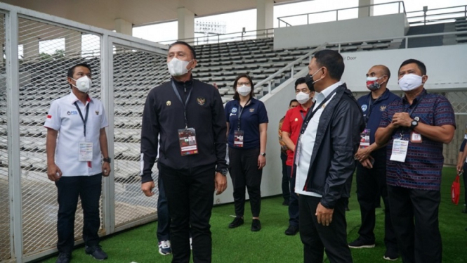 Ketum PSSI Mochamad Iriawan dan Menpora Zainudin Amali lihat Stadion Madya