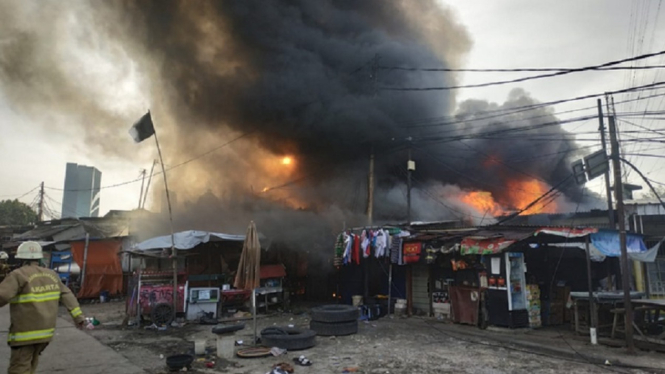 Kebakaran Hebat Melanda Permukiman Dekat Wisma Atlet Kemayoran, Jakarta (Foto Twitter)