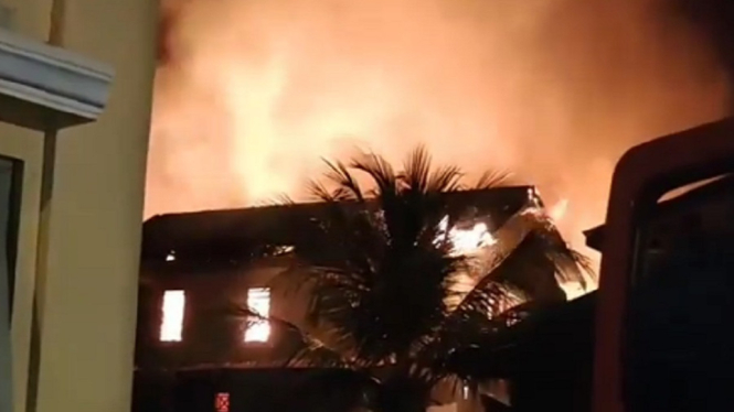 Video Detik-detik Kebakaran Hebat Menimpa 7 Rumah Milik Warga di Mamuju (Foto Tangkap Layar Video Instagram)