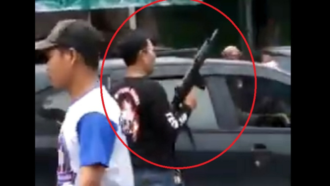 Video Polisi Lepaskan Tembakan di Keramaian Jalan saat Menyergap Buronan (Foto Tangkap Layar Video Youtube)