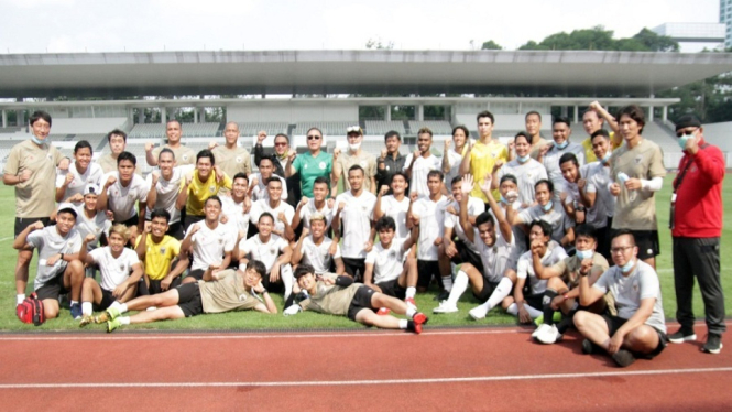 Ketum PSSI foto bareng bersama Timnas Senior